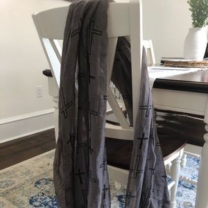 Lightweight cross scarf